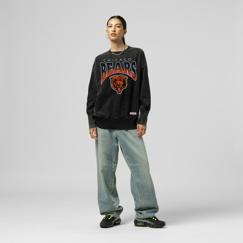 Chicago Bears Women's Delineate Mineral Wash Crewneck Sweatshirt - Black Sweatshirts