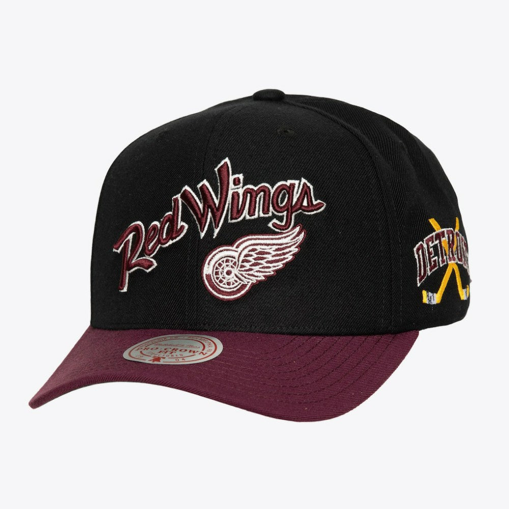 Detroit Red Wings Mitchell & Ness x Just Don Wave Script Pro Strapback Hat - Black/Maroon | US 203159322