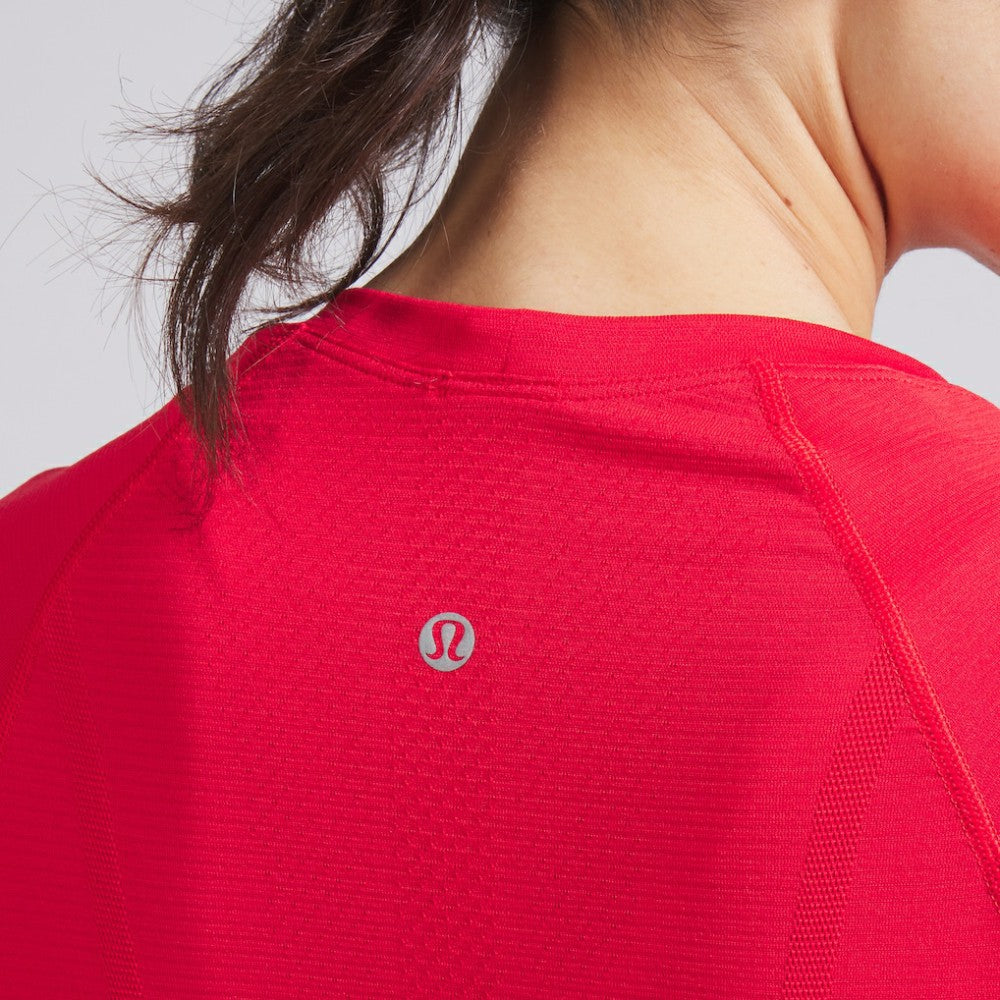 Chicago Blackhawks lululemon Women's Swiftly Tech Short-Sleeve Shirt 2.0 - True Red | US 202164655