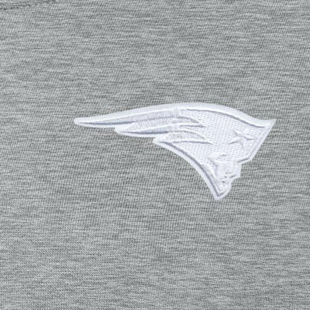 New England Patriots Antigua Women's Victory Crew Pullover Sweatshirt - Heather Gray Pullover