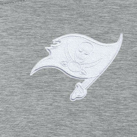 Tampa Bay Buccaneers Antigua Women's Victory Crew Pullover Sweatshirt - Heather Gray Pullover