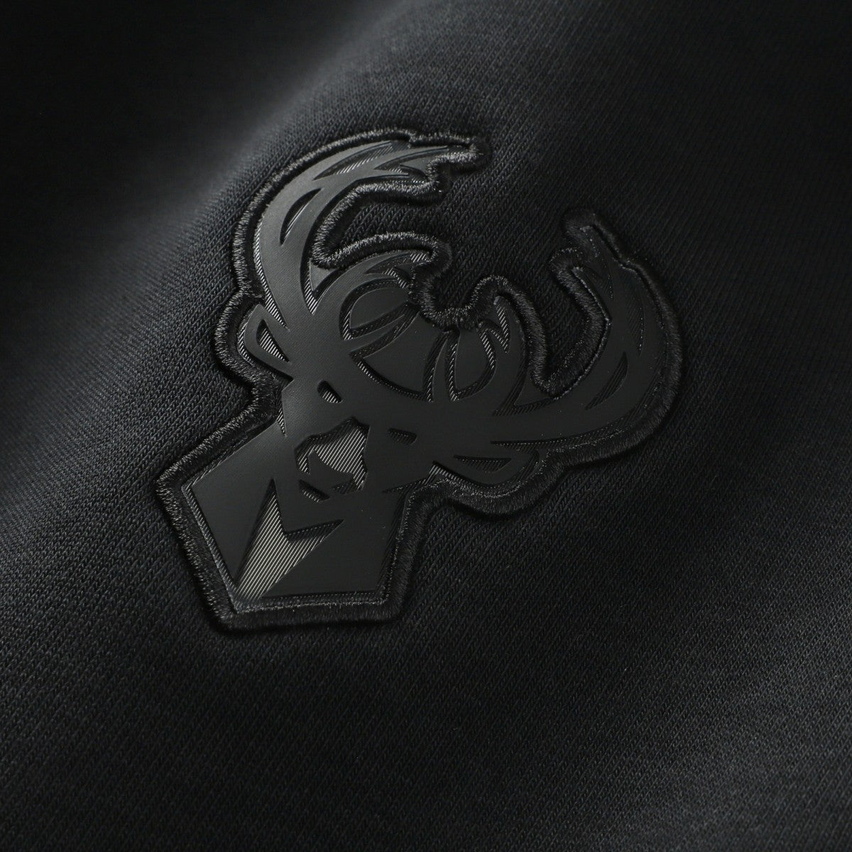 Milwaukee Bucks Authentic Standard Issue Travel Dri-FIT Sweatshirt Black - Nike