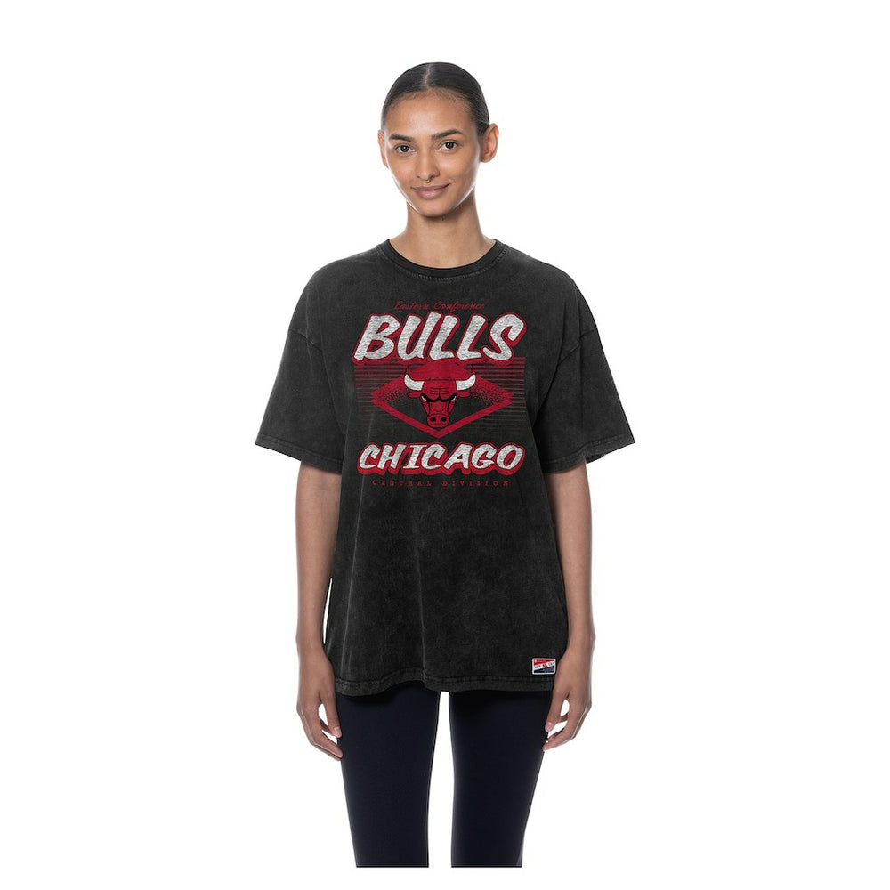 Chicago Bulls Women's Throwback Mineral Wash Oversized T-Shirt Black - New Era