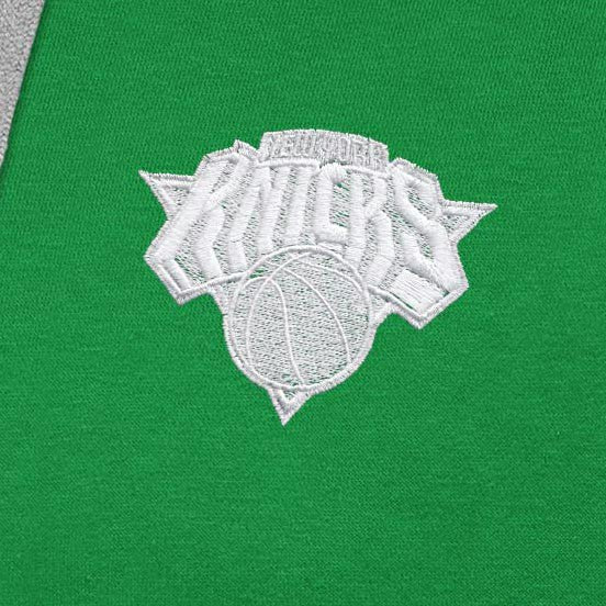 New York Knicks Antigua St. Patrick's Day Victory Raglan Pullover Hoodie Kelly Green
