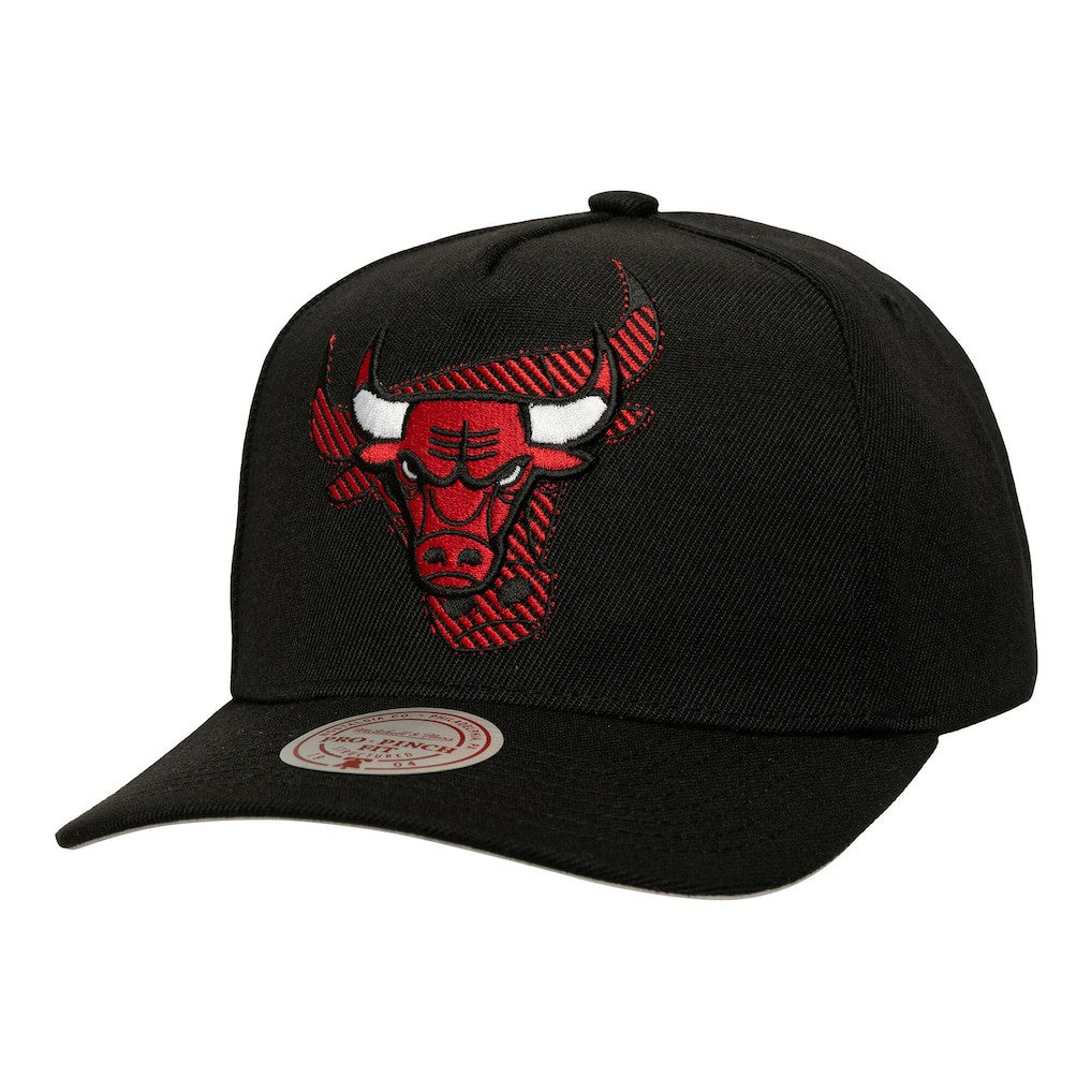 Chicago Bulls Tilted Pro Pinch Adjustable Hat Black - Mitchell & Ness