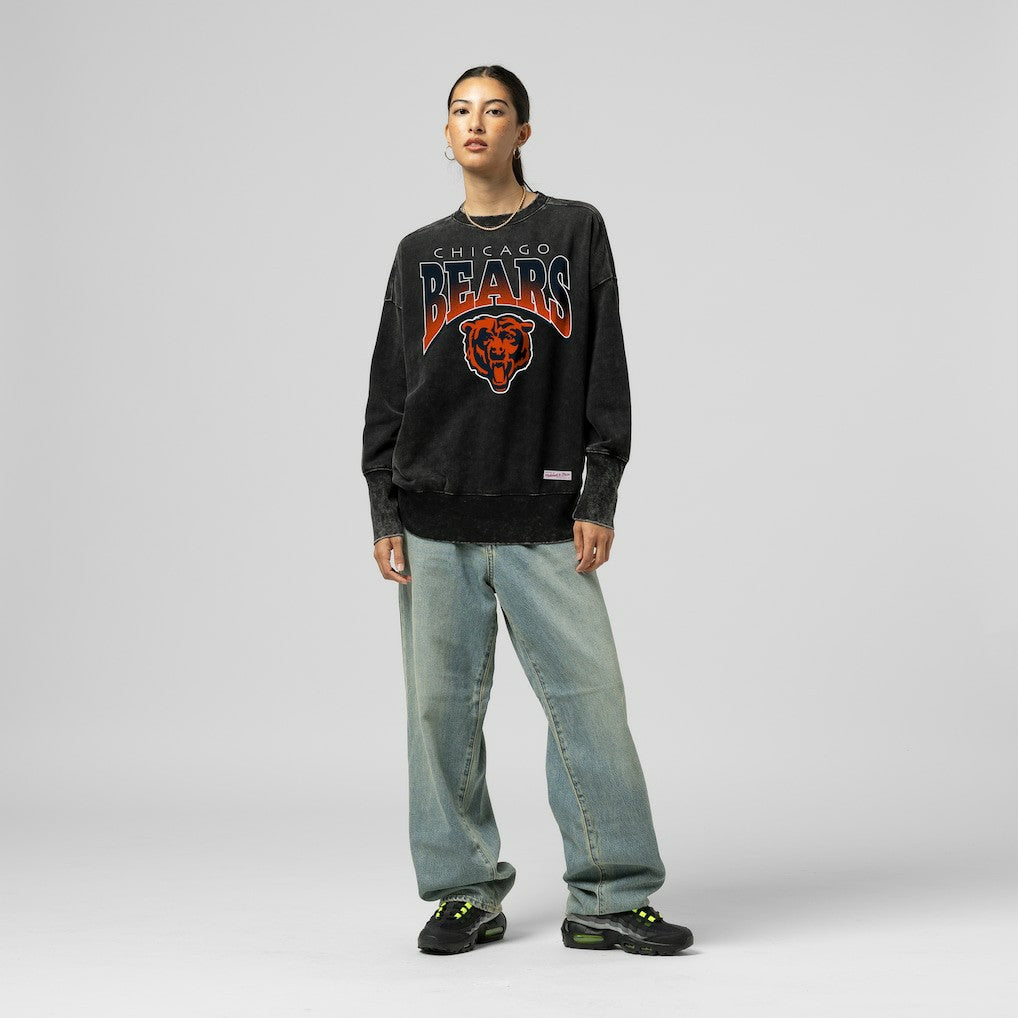 Chicago Bears Women's Delineate Mineral Wash Crewneck Sweatshirt - Black Sweatshirts