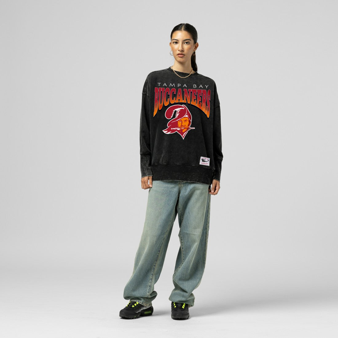 Tampa Bay Buccaneers Women's Delineate Mineral Wash Crewneck Sweatshirt - Black Sweatshirts