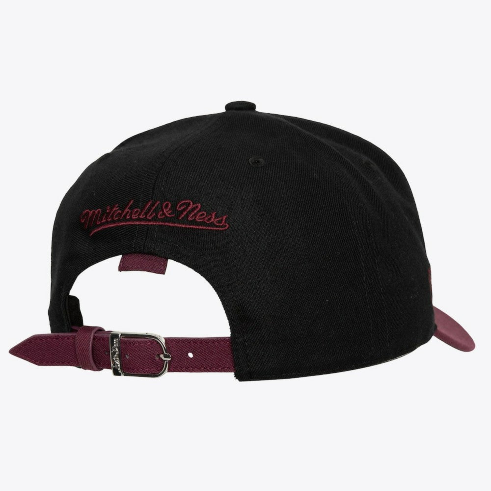 Detroit Red Wings Mitchell & Ness x Just Don Wave Script Pro Strapback Hat - Black/Maroon | US 203159322
