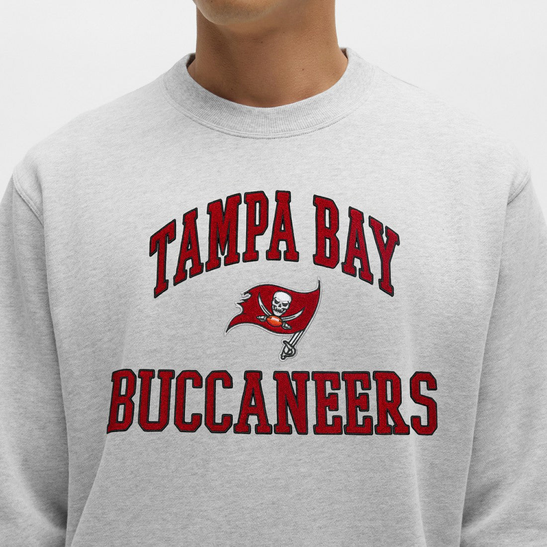 Tampa Bay Buccaneers lululemon Steady State Sweatshirt - Heathered Silver Drop Sweatshirts