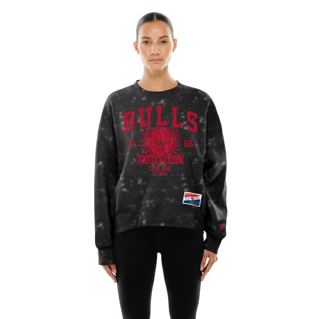 Chicago Bulls Women's Throwback Collection Mineral Wash Crewneck Sweatshirt Black - New Era