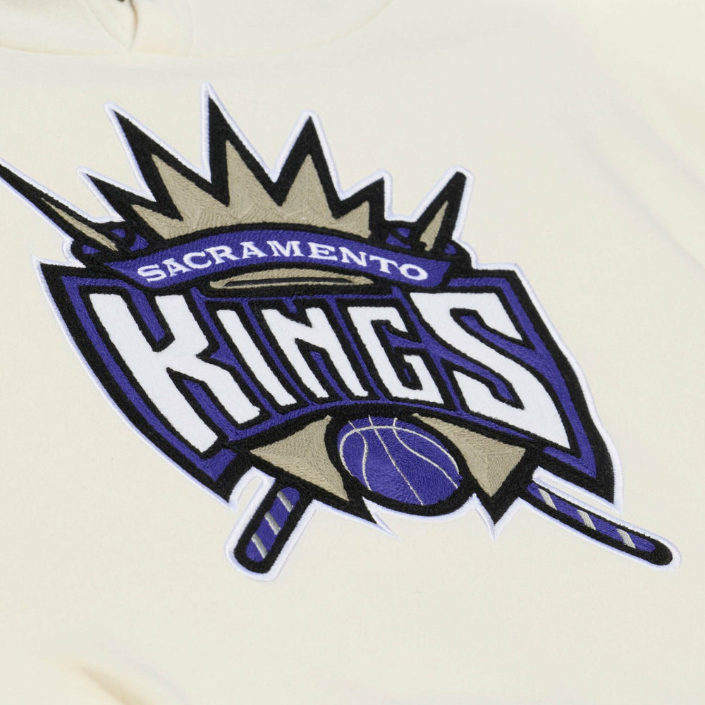 Sacramento Kings Hardwood Classics Chainstitch Premium Fleece Hoodie Cream - Mitchell & Ness