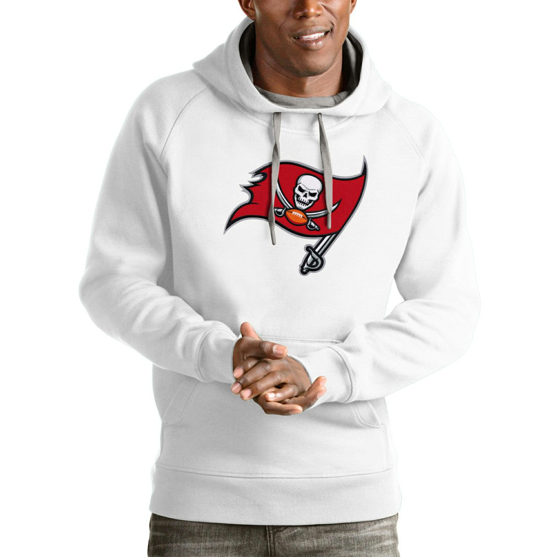 Tampa Bay Buccaneers Antigua Victory Pullover Hoodie - White Hoodies